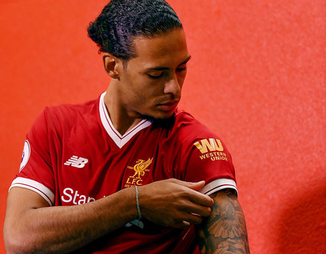Hậu vệ đắt giá nhất thế giới Van Dijk ra mắt CĐV Liverpool Hậu vệ đắt giá nhất thế giới Van Dijk ra mắt CĐV Liverpool